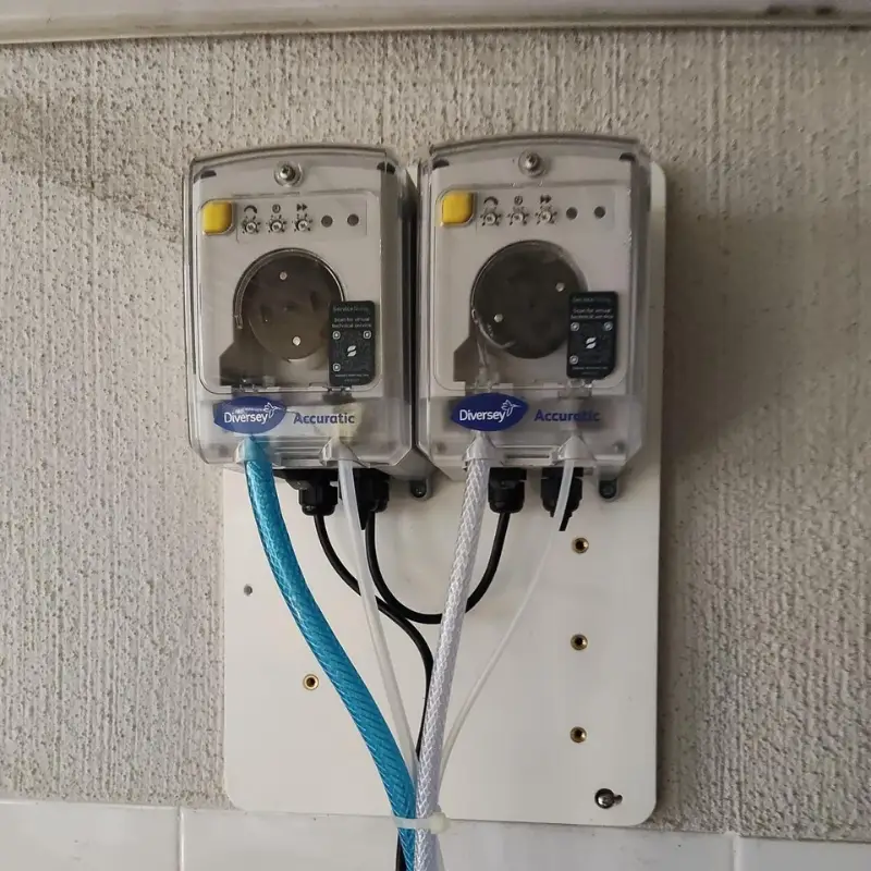 Equipo Accuratic Diversey para dosificación automática en lavavajillas profesional